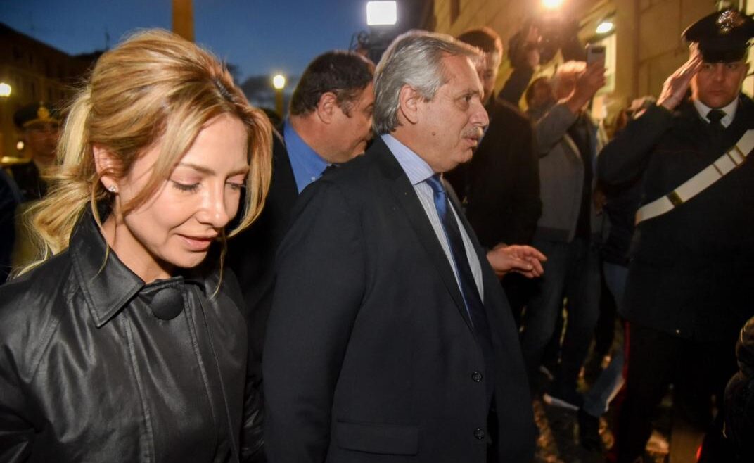 El escrache a Alberto Fernández en Roma: "Volvé a laburar!!!"