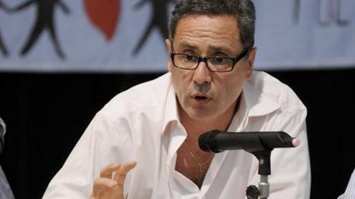 Saín cargó contra los medios y avisó que usará las redes para comunicar