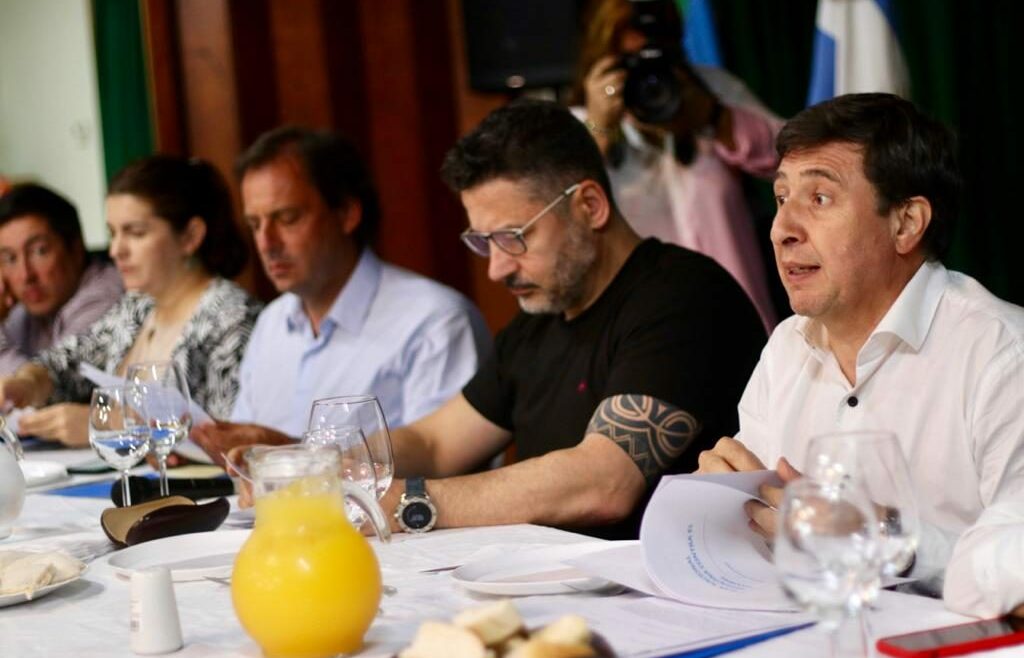 Las tarjetas alimentarias llegan al conurbano en momentos que la inflación no cede