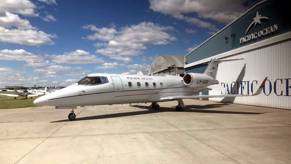 Quién es el empresario que le alquiló un avión privado a Sbarra para volver al país