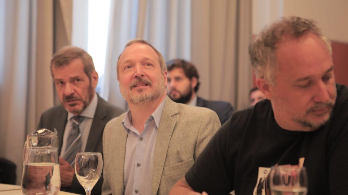 Sabbatella transformó la condena en un acto político y por ahora seguirá en su cargo