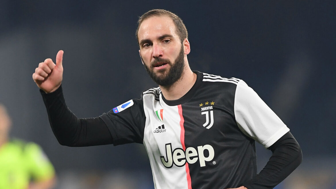 Higuaín regresó al país por un motivo familiar