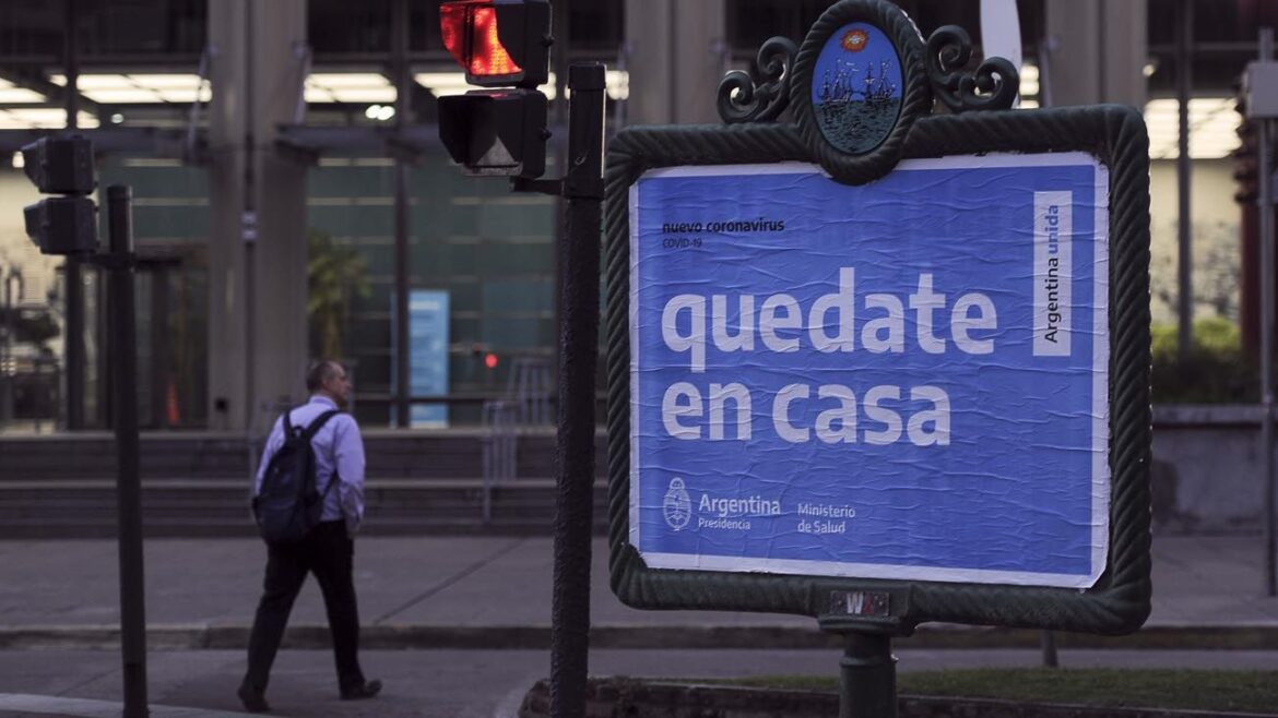Un 24 de marzo sin marchas, con pañuelos colgados y el virus del toque de queda