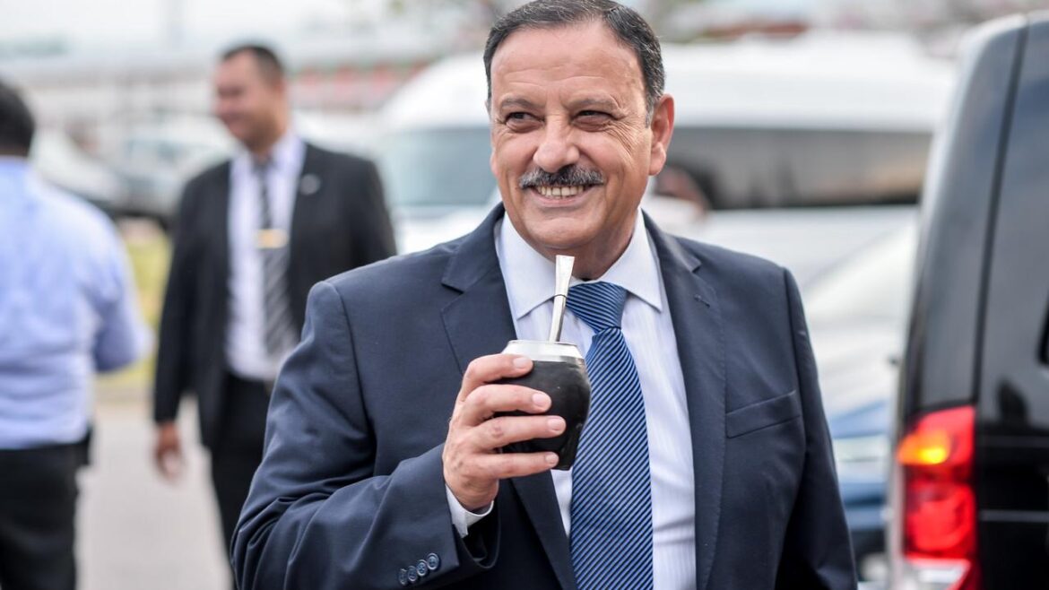 Un gobernador retó a los médicos para que no tomen mate
