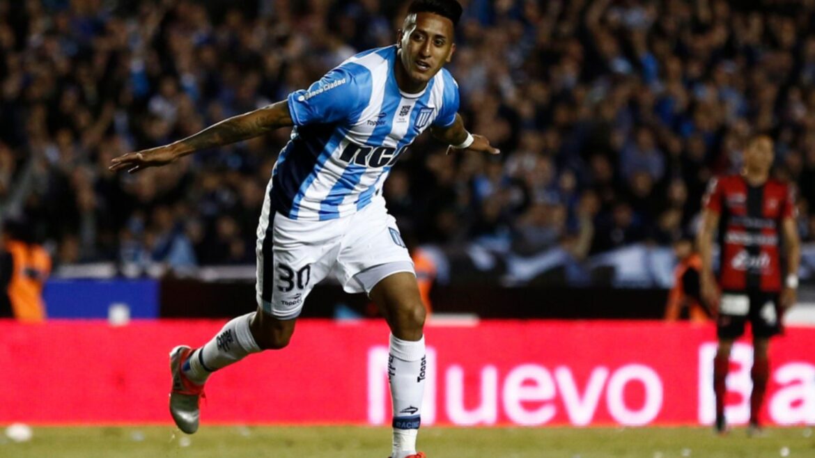 Dos futbolistas violaron la cuarentena