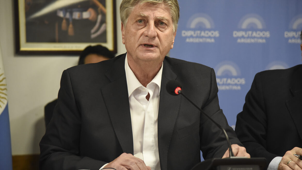 El gobernador de La Pampa no se arrepiente de haber dicho que sobran porteños