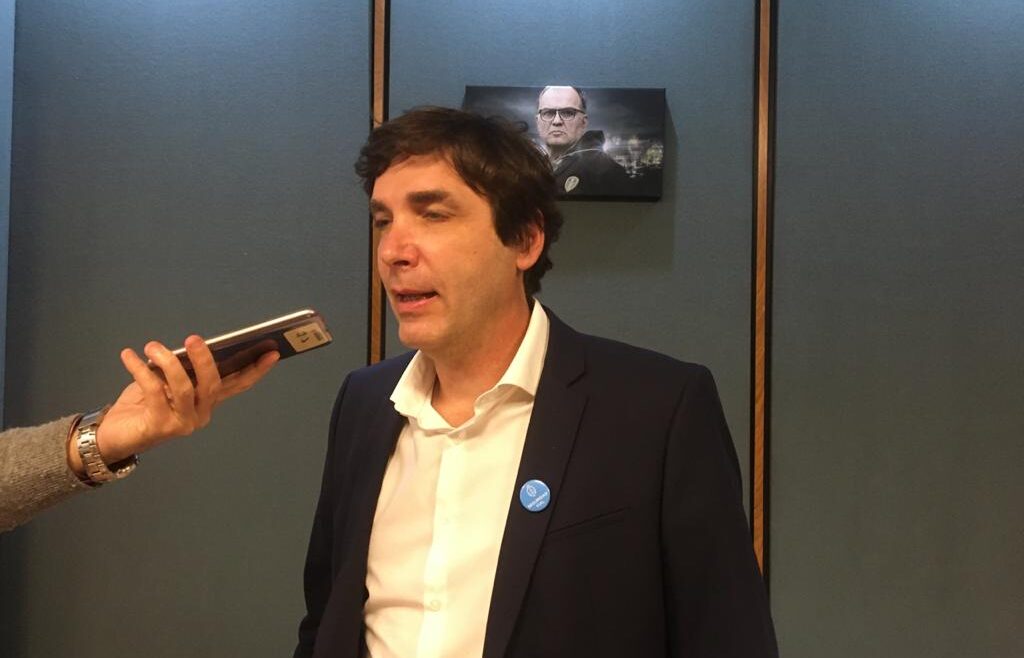 El funcionario del Gobierno que tiene una foto de Bielsa en su despacho