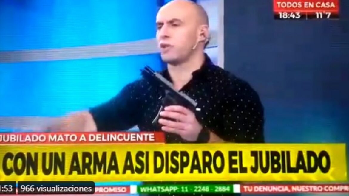 El pelado de Crónica se mostró con un arma para criticar al jubilado