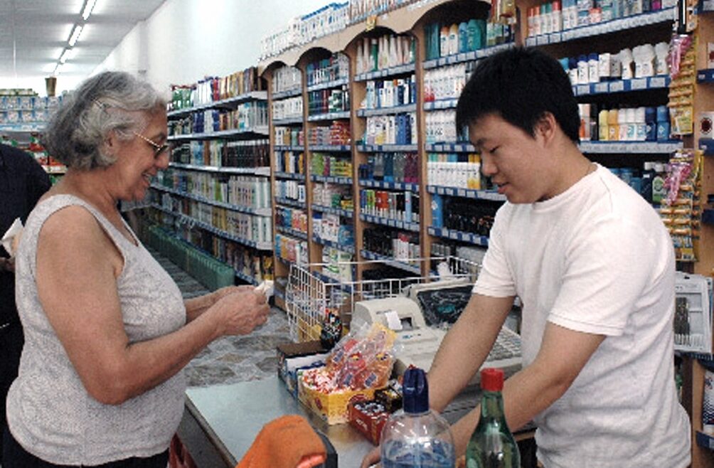Super chinos cierran y esperan