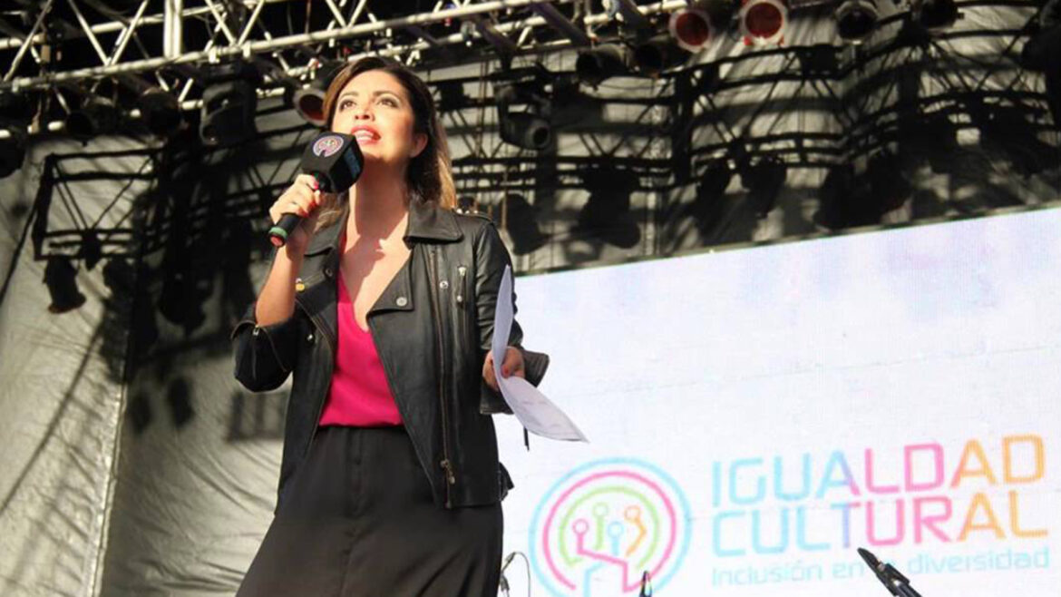 Con el apoyo de Cristina, la locutora "militante" crece dentro de la TV Pública