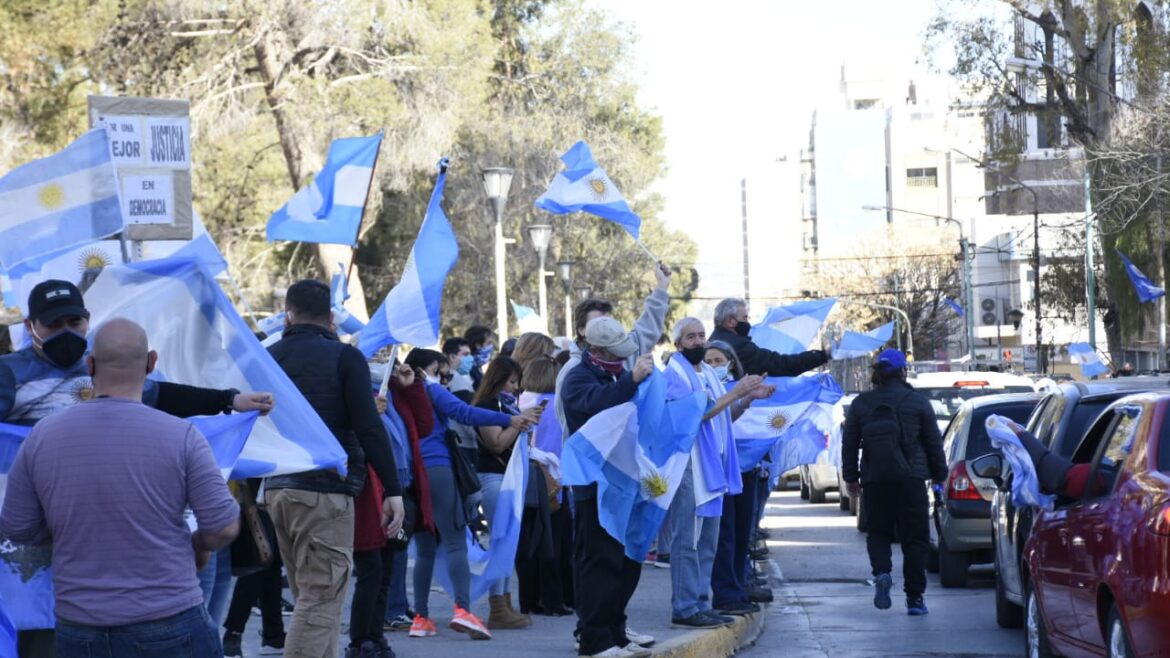 Un auto premium en la marcha del 17A levantó polémica