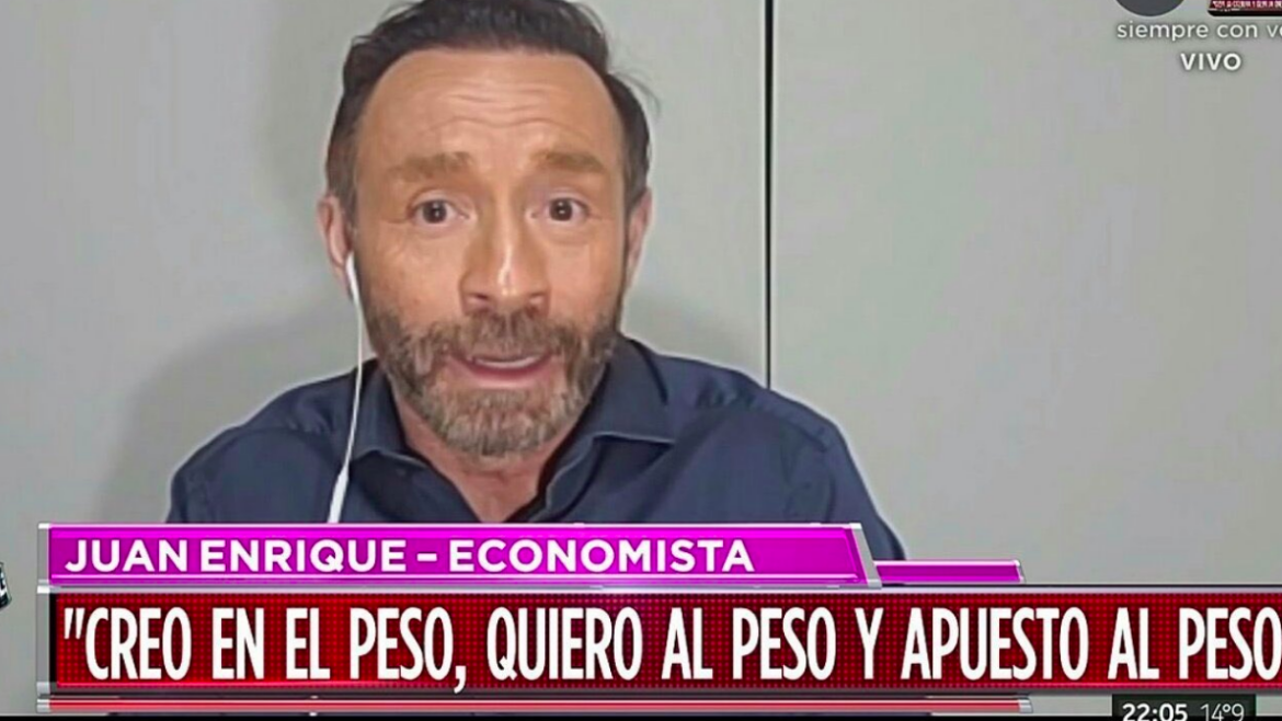 El economista oficialista que cree en el peso y dice que el Gobierno está "sólido"