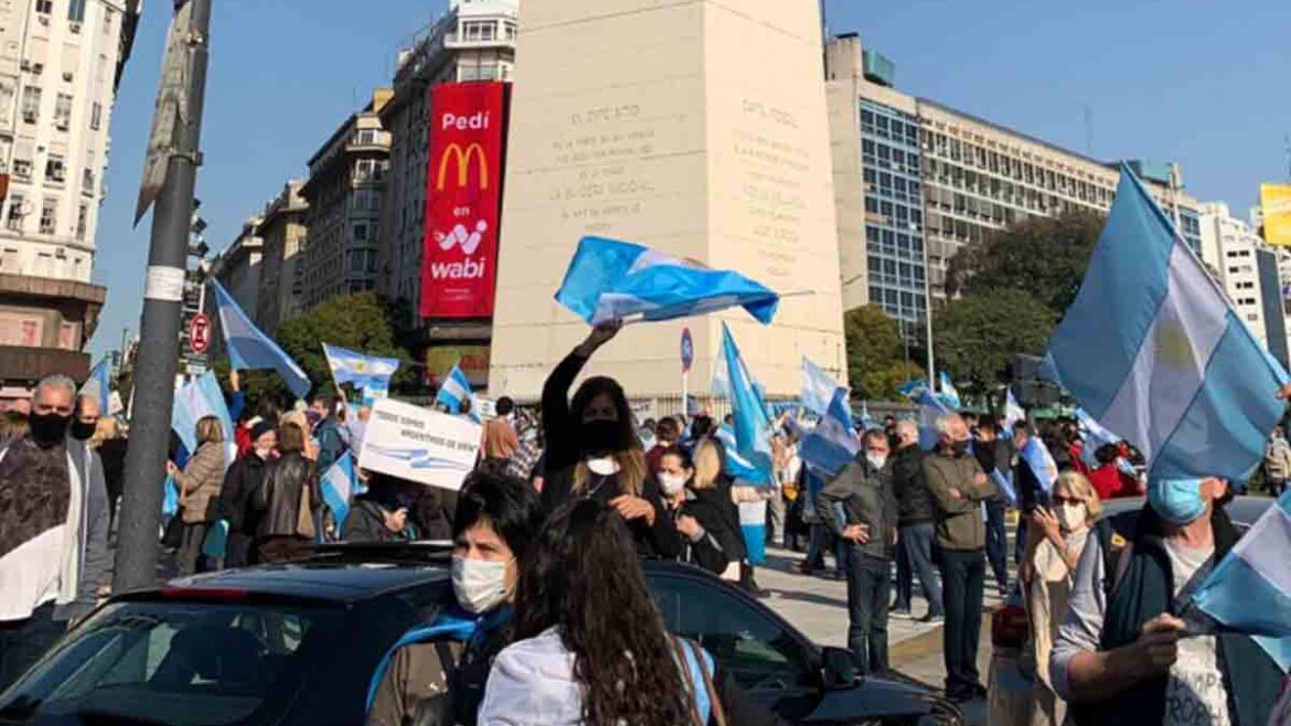 Banderazo tras la columna de Macri, sin apoyo visible de otros dirigentes de Cambiemos