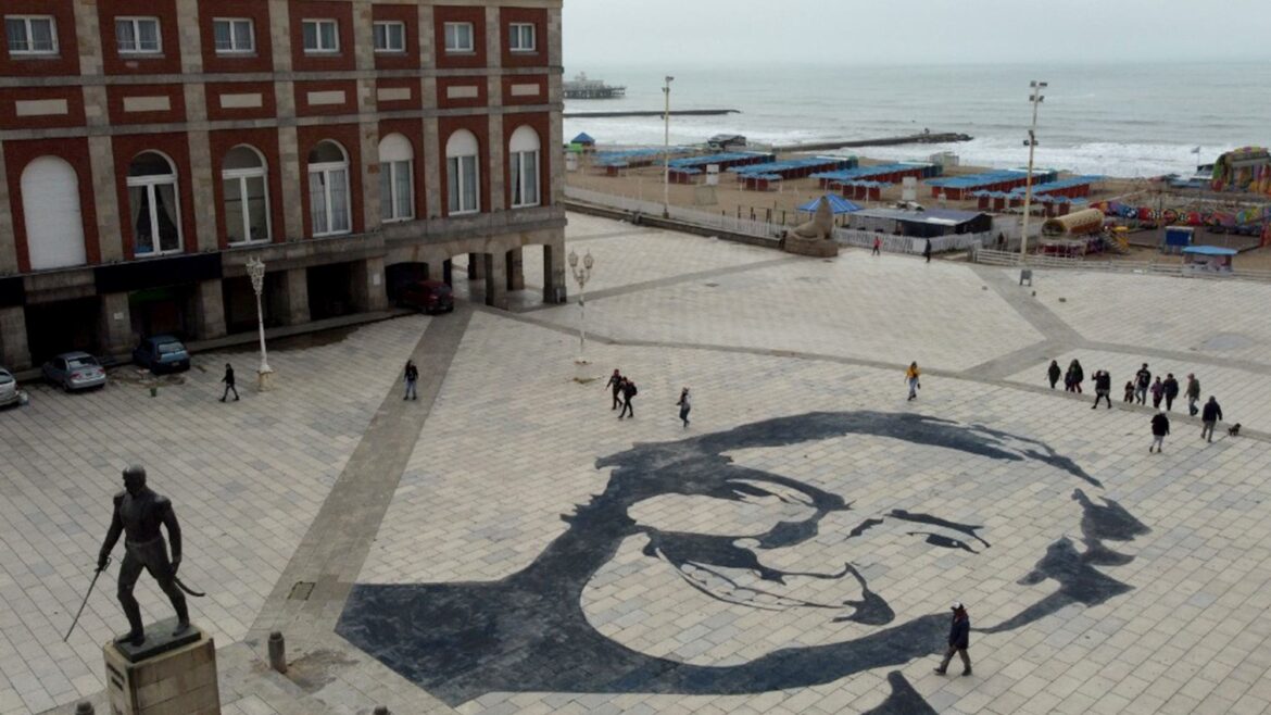 Quién es la encargada de borrar la cara de Néstor de la rambla de Mar del Plata