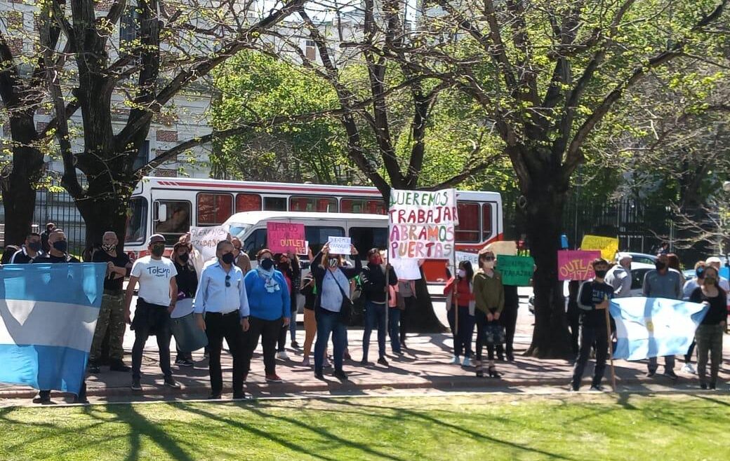 Los empleados de ferias y paseos protestaron en La Plata