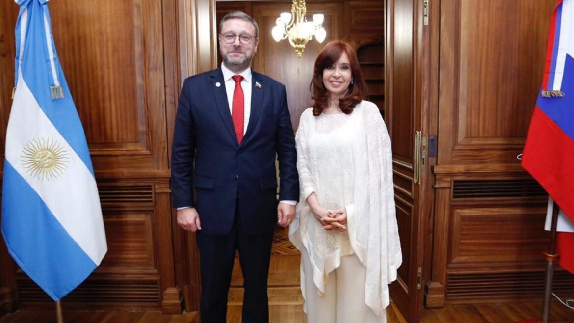 Cristina recibió al embajador ruso mientras se desalojaba la toma de Guernica