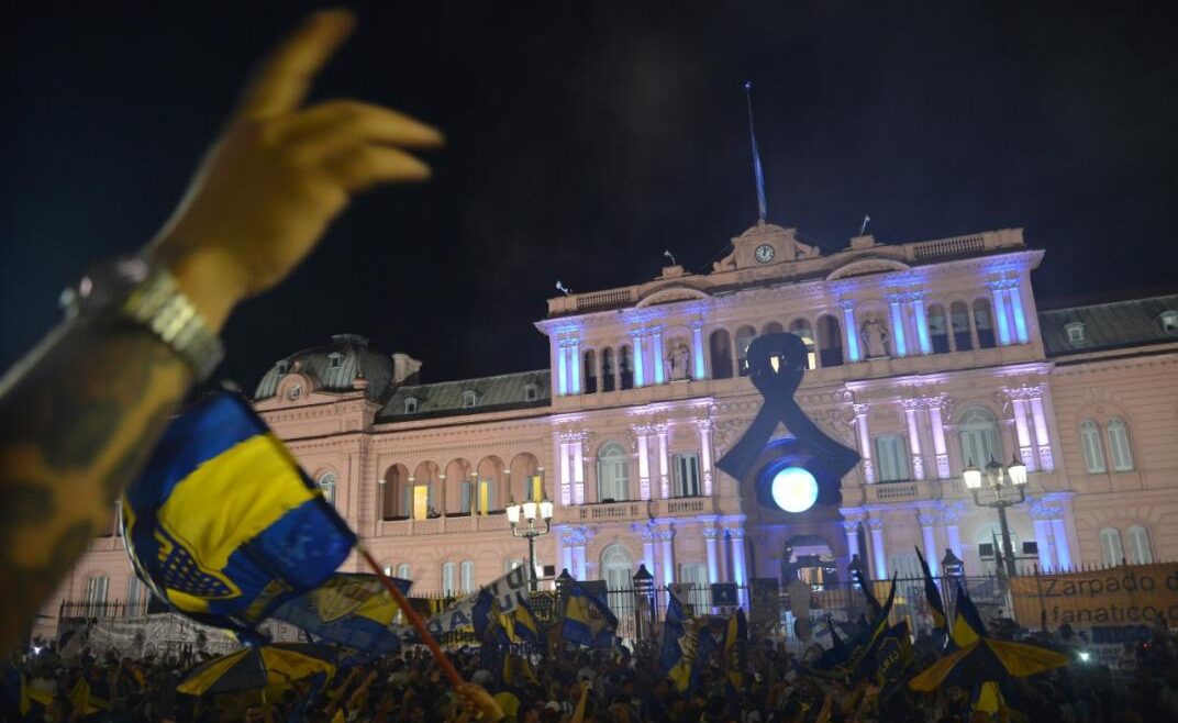 Dos hinchas de Boca y de River en el abrazo maradoniano