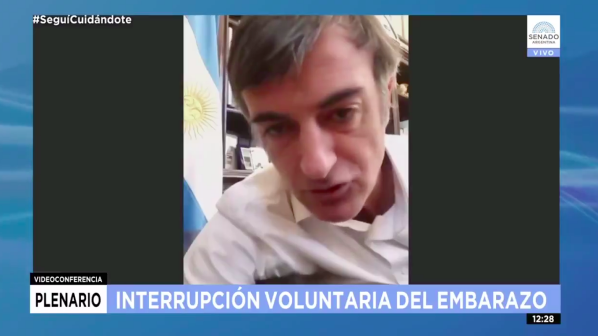 Esteban Bullrich tuvo que explicar por qué no habla bien