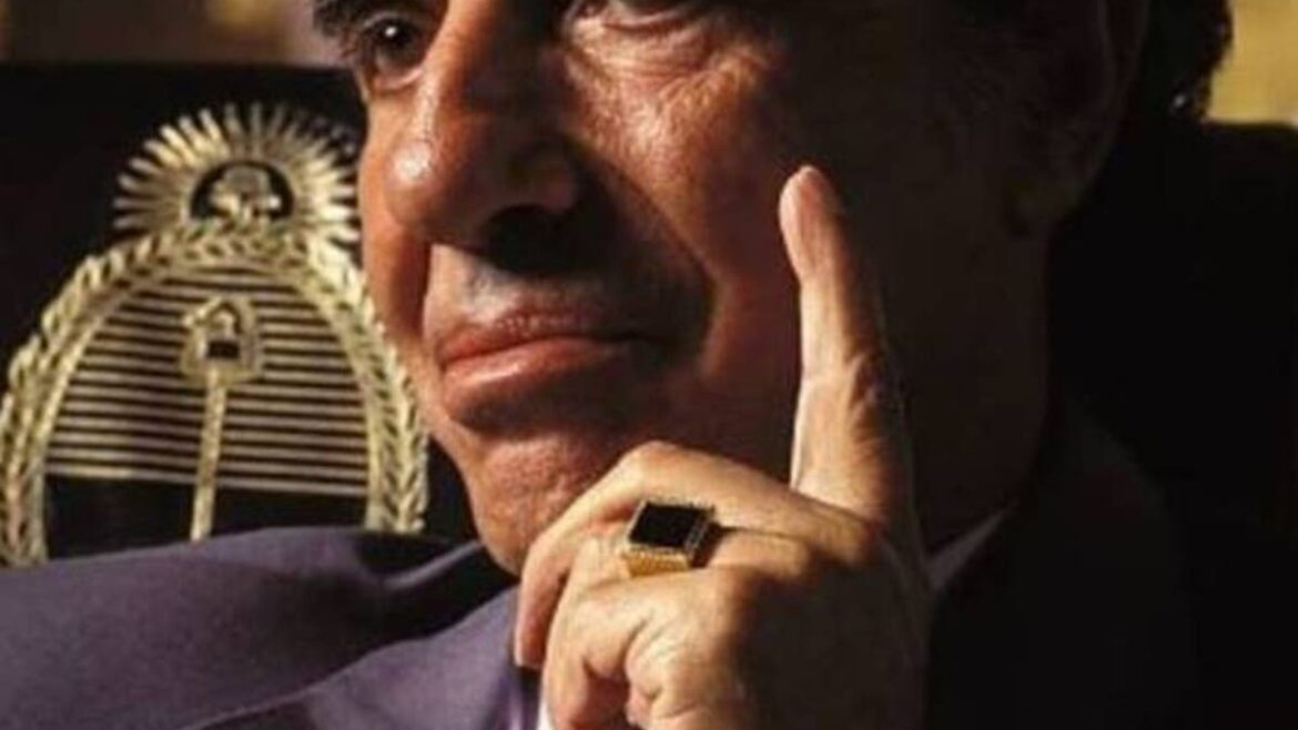 Apareció una oferta de recompensa por el anillo robado de Menem