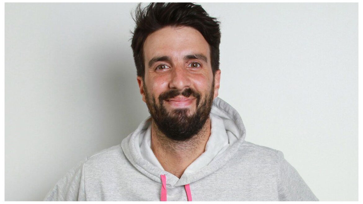 Escrache de anti vacunas a Azzaro