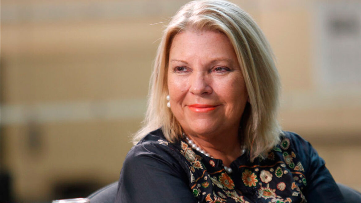 La jaula de la moda: Carrió le pone el cuerpo a su marca de ropa en Instagram