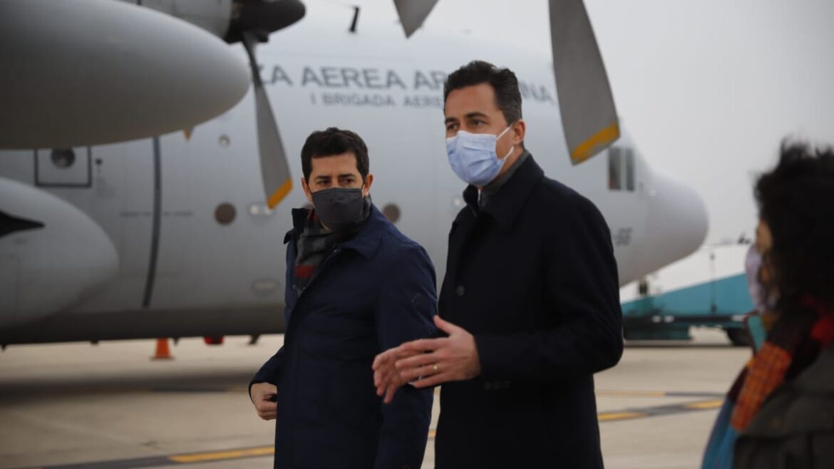Funcionarios, vacunas y hasta un cronista de C5N en un avión oficial