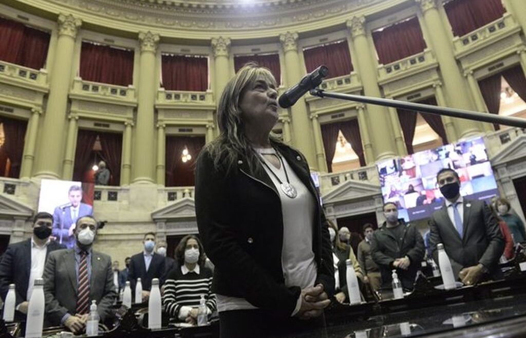 Diputada de izquierda juró y se mofó de Alberto