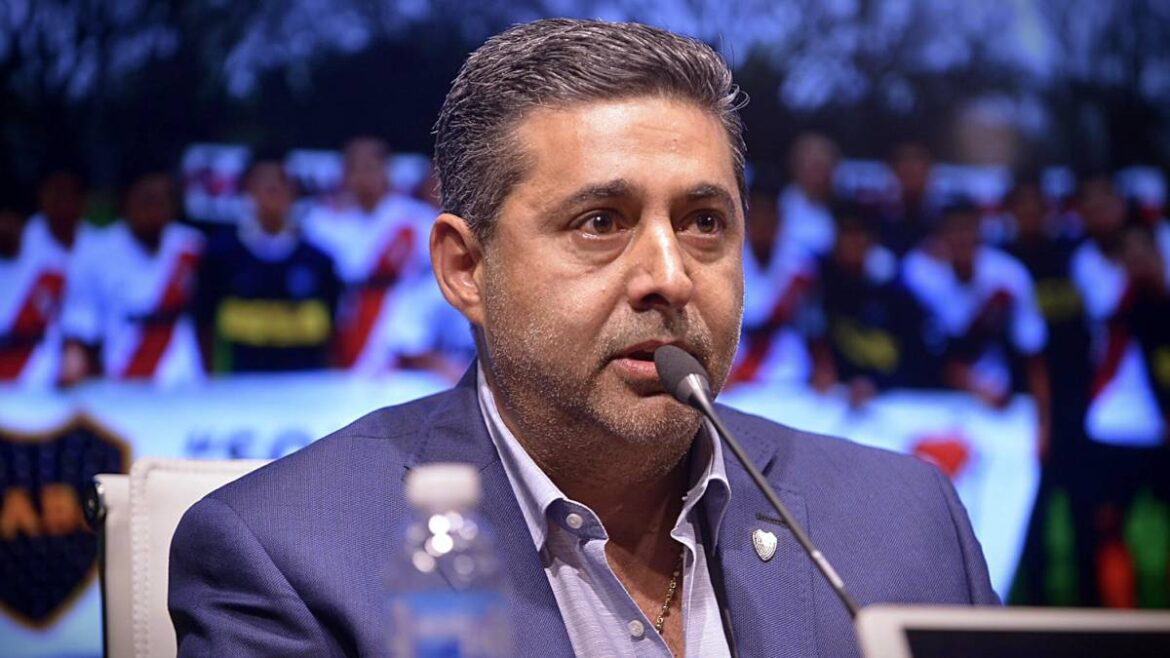 Angelici insinuó que Riquelme tiene manejos turbios con el dinero de Boca