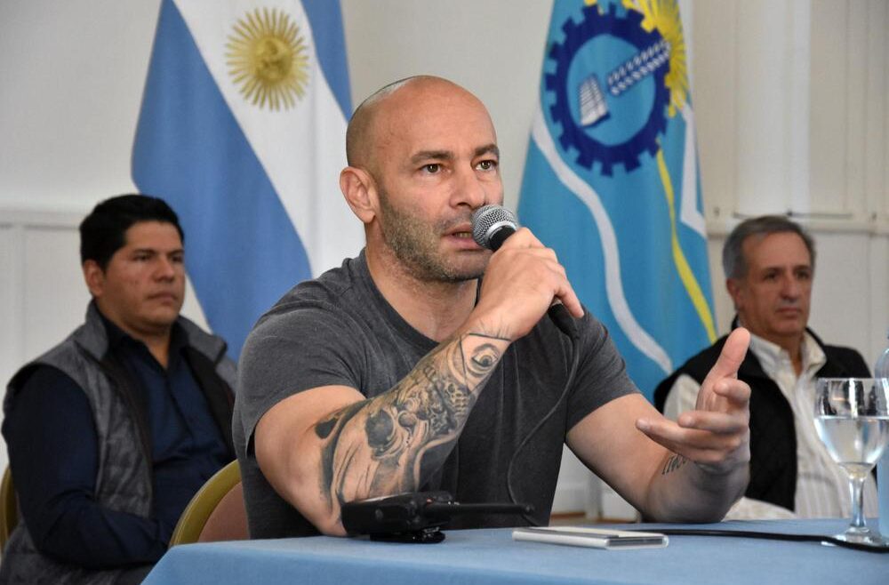 Un ministro de Chubut aprovechó la vacunación para mostrar su físico