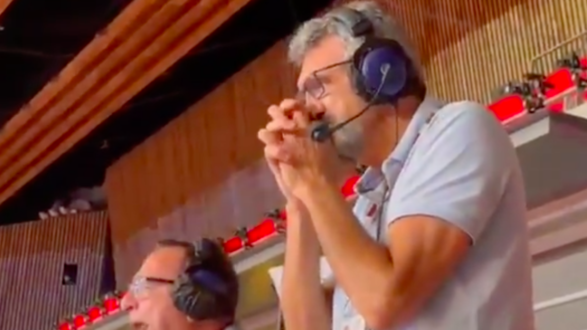 Hugo Conte le pegó a la dirigencia del vóley en medio de los festejos