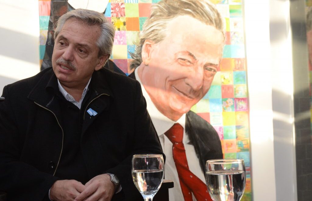 El acto simulador de la unidad con la figura de Néstor y el presente opaco de Alberto