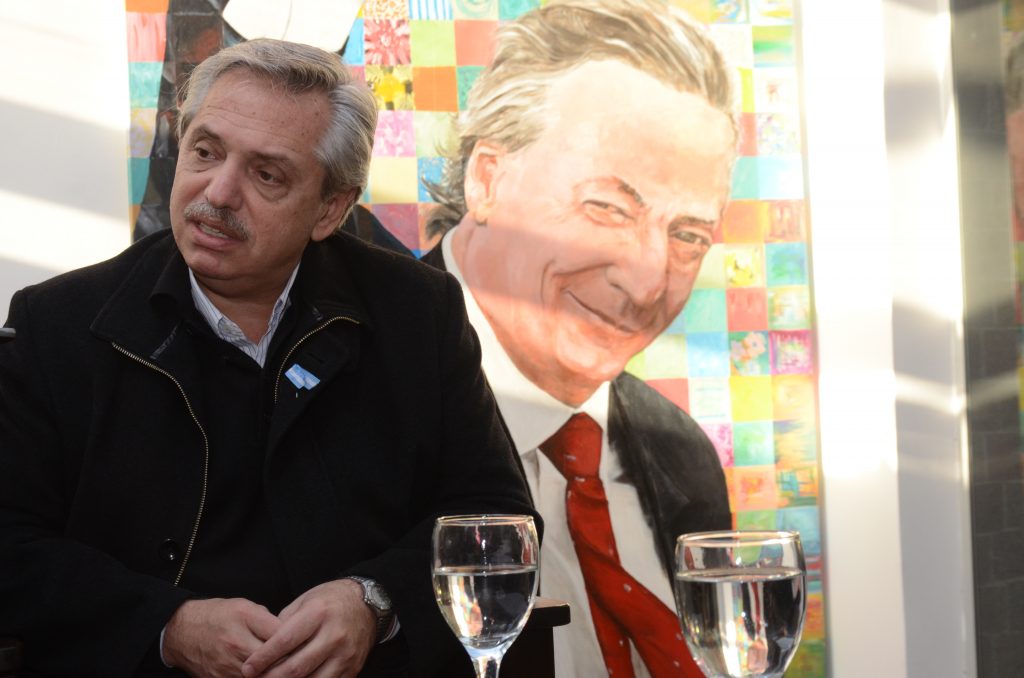 El acto simulador de la unidad con la figura de Néstor y el presente opaco de Alberto