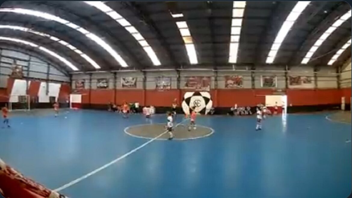 La fantochada del DT de Banfield en el futsal llegó a la FIFA
