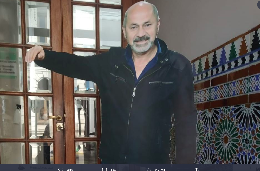 Un intendente hace campaña con gigantografías