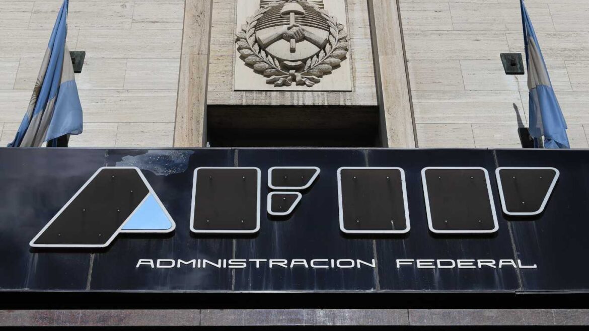 Un abogado condenado por "la ruta del dinero K" asesora a un ex funcionario de la AFIP