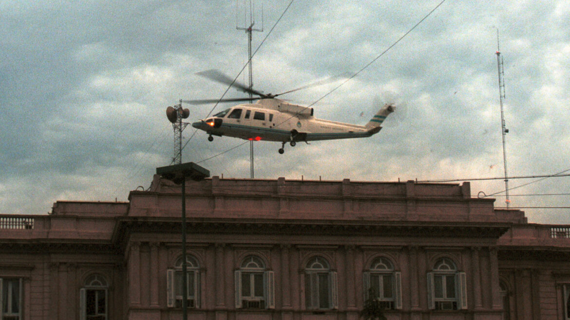 En una escena de la serie "2001", De la Rúa aplaude a Patricia