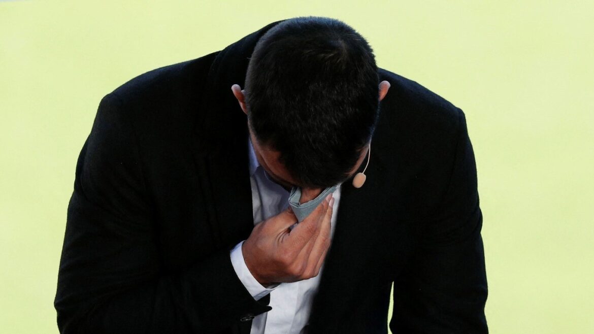 El Kun lloró en su último acto con el fútbol