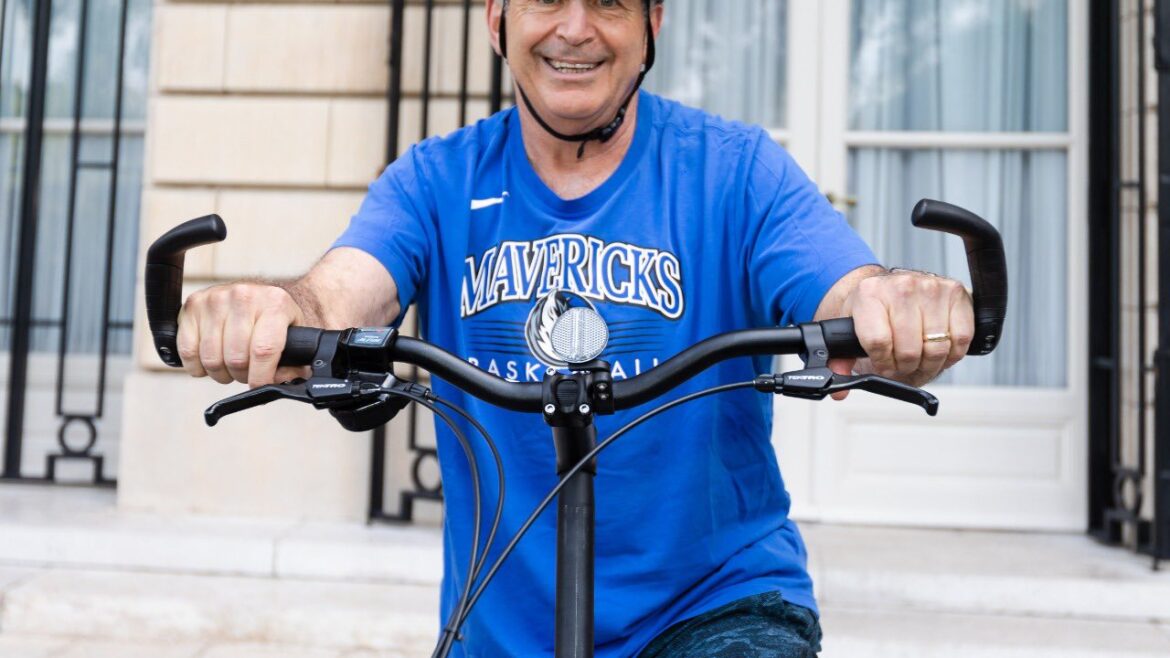 La exótica bicicleta del embajador Stanley