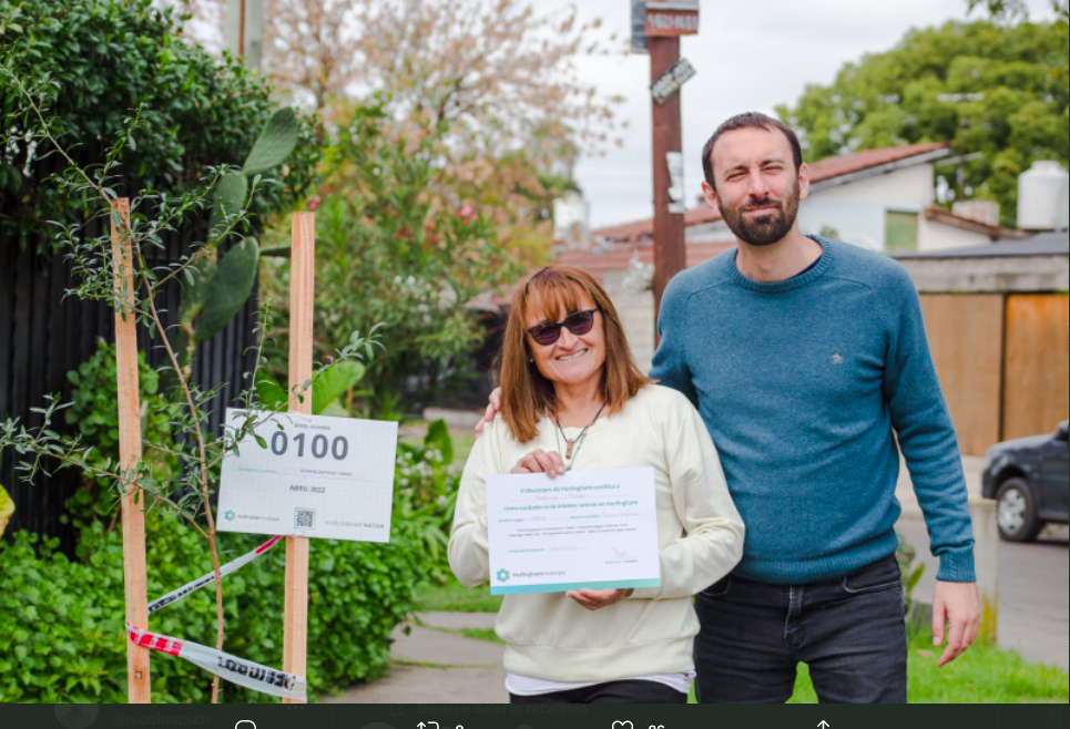 Un intendente "inauguró" el árbol número 100
