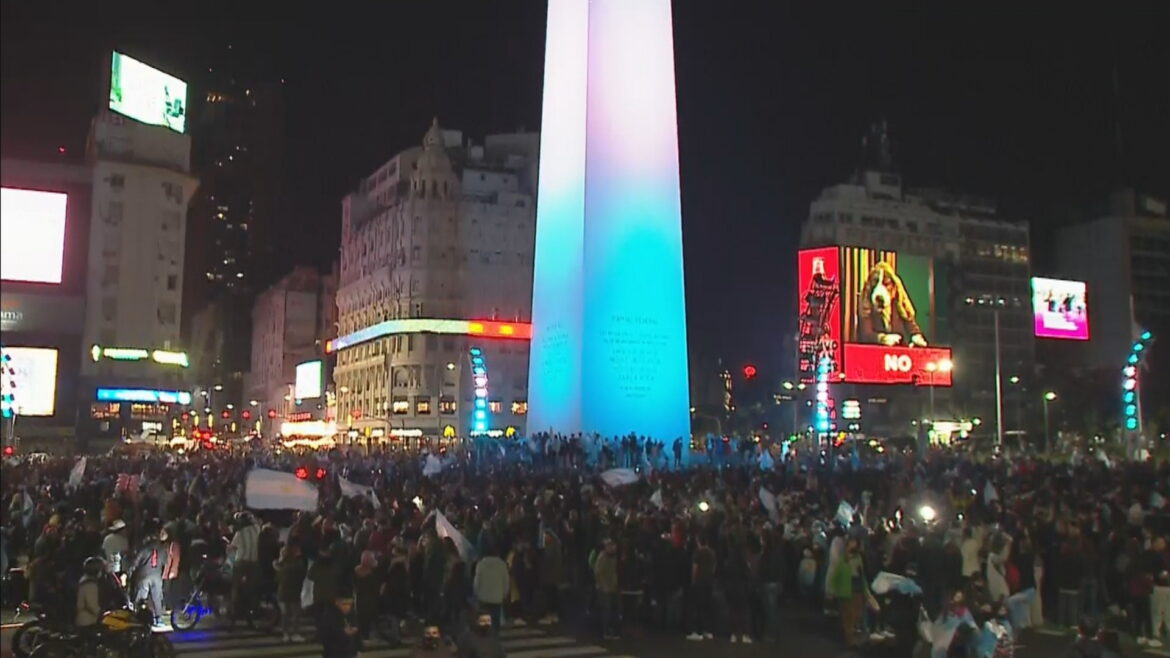 Robaron a un periodista de LN+ en medio de los festejos en el Obelisco