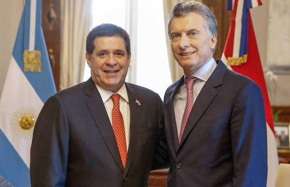 El escándalo del avión se mezcla con la política: Cartes y Macri los apuntados