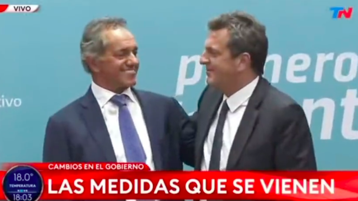 Massa se abrazó con Scioli y lo dejó hablando solo