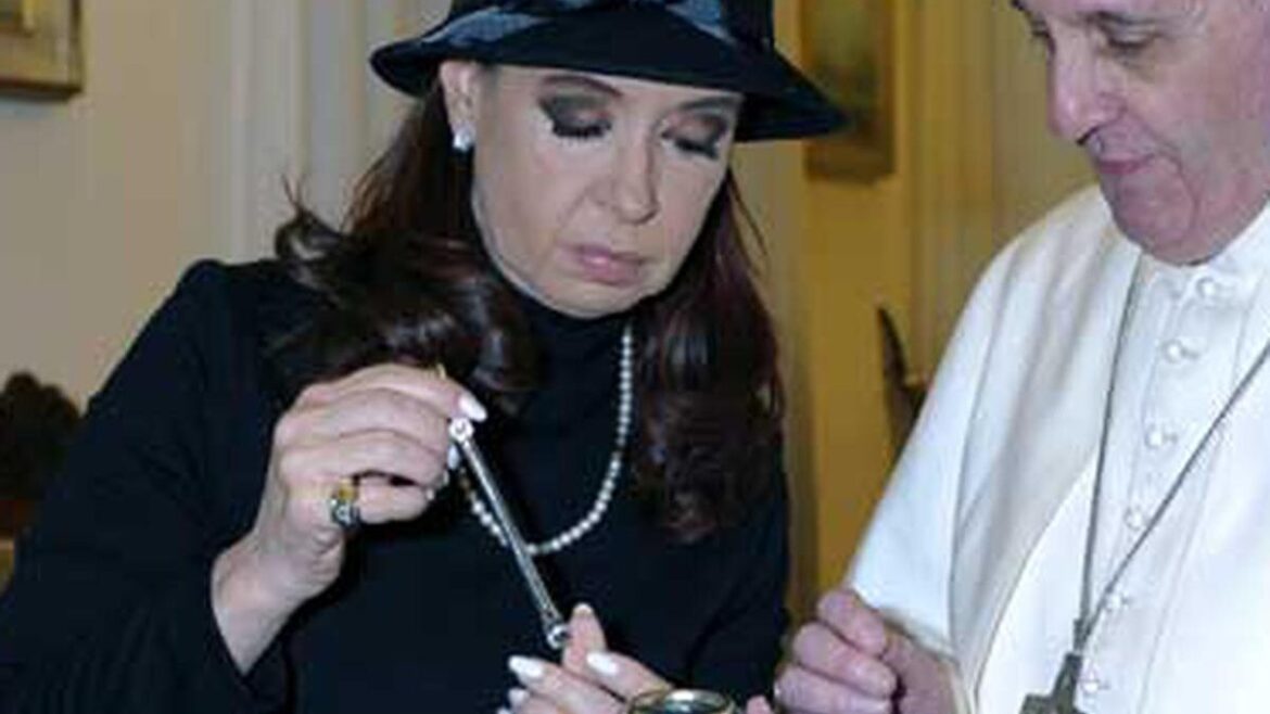 Cristina toma mate y espera que madure el nocaut