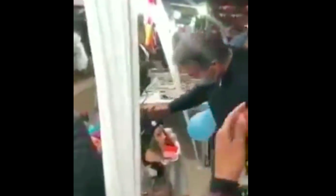 Capitanich publicó un mensaje por el beso al maniquí