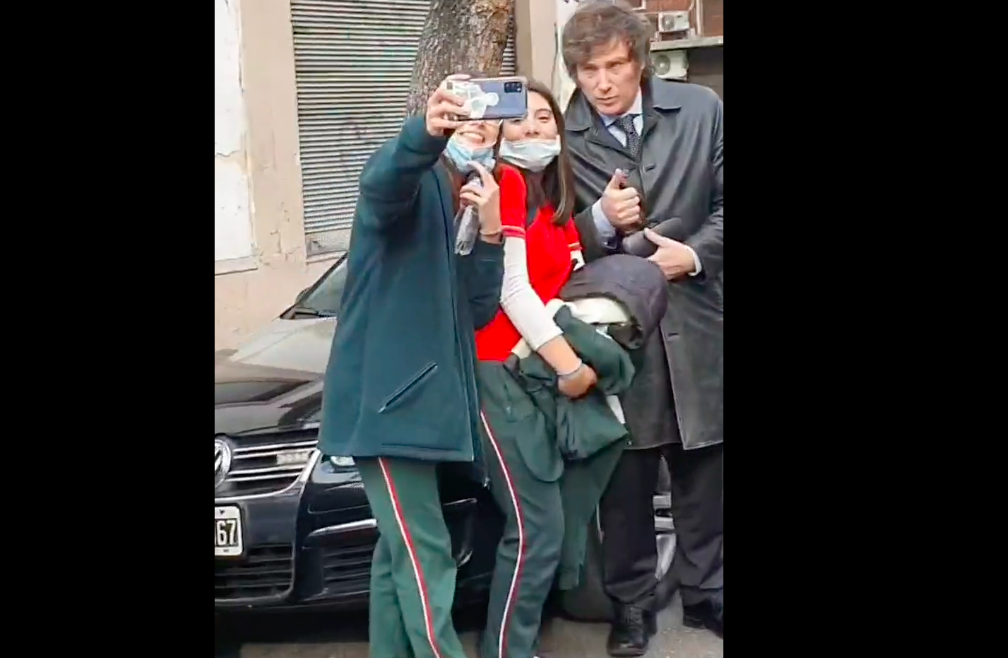 Milei se emocionó con el saludo de los chicos
