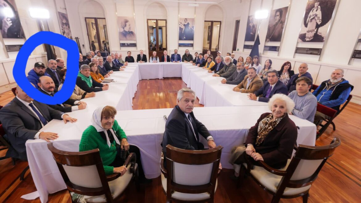 En la reunión convocada por Alberto Fernández apareció el militante que escrachaba periodistas