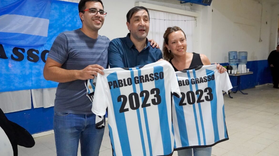El intendente K que hizo un sorteo insólito antes del Mundial ahora reparte remeras