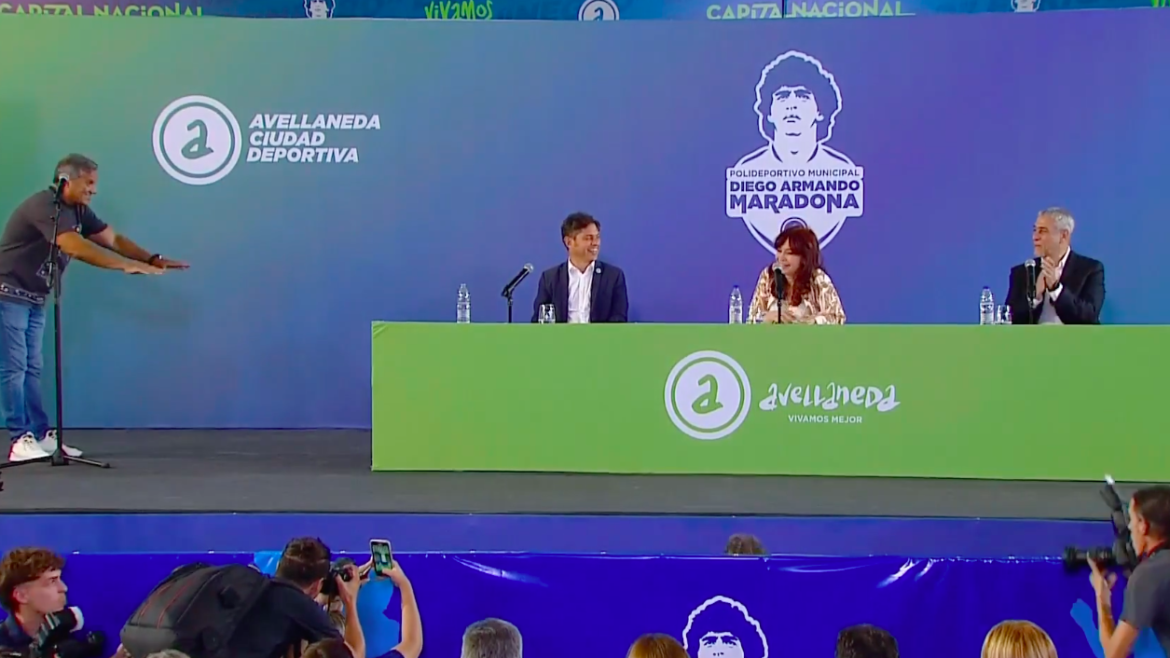 El Negro Enrique saludó a Cristina con una reverencia a lo Messi