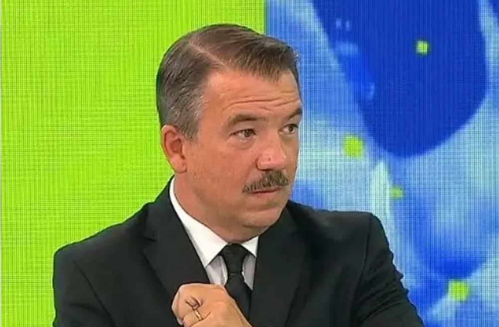 Recondo estrenó bigotes en homenaje a un periodista