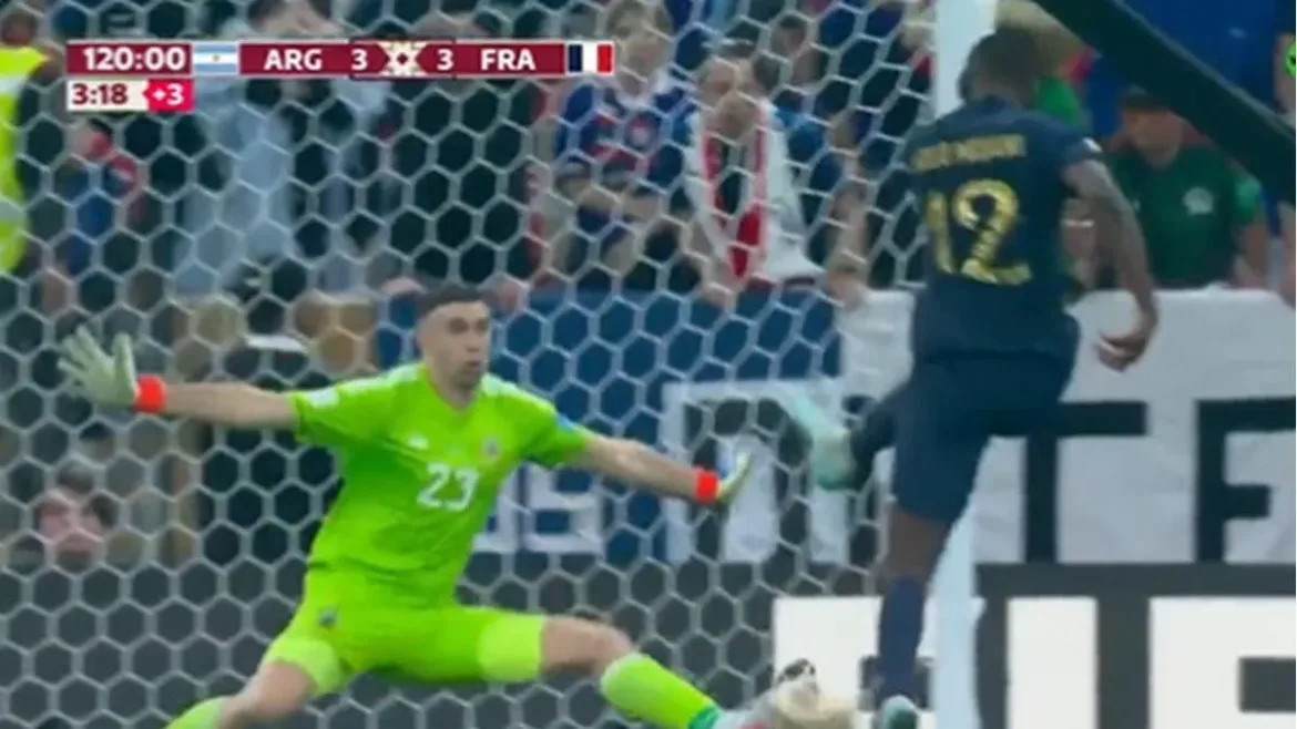 Dále más huevo y la cinta de capitán al Dibu...